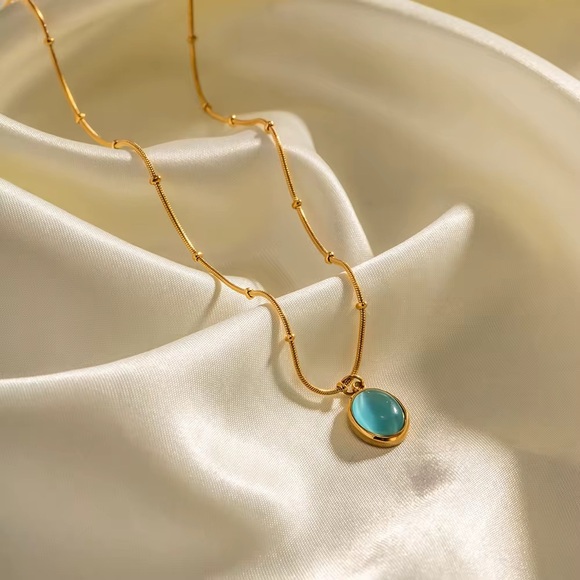 Elegant Gold and Blue Pendant Necklace - Picture 4 of 8